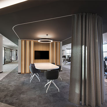 Snowcurtains Caimi - tenda acustica curva in meeting room corporate