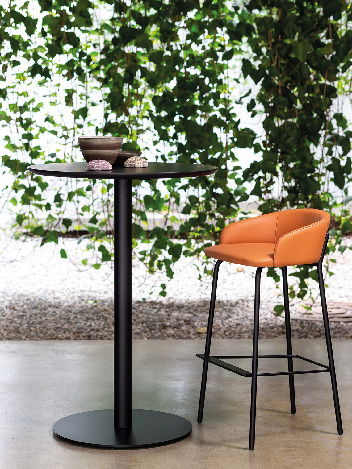 Bross stools: versatility and customization, for living and hospitality